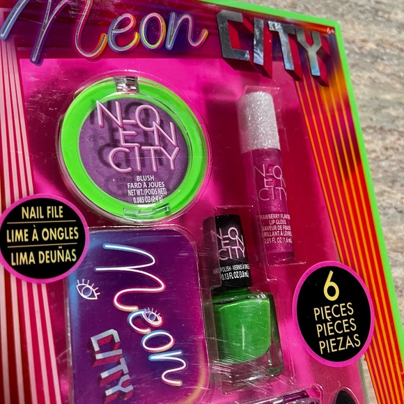 NIB Townley Neon City 6-piece set cosmetic set for girls - Picture 3 of 8